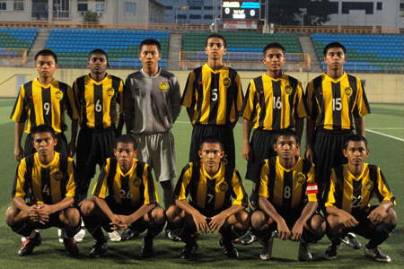 Malaysia-08-NIKE-stripe-black-black-group.jpg